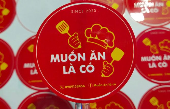 In Decal Theo Yêu Cầu Thiết Kế Riêng, Đa Dạng Kích Thước Giải Pháp Toàn Diện Cùng IN BC 1 Bạn cần in decal mang đậm dấu ấn riêng, phù hợp với nhận diện thương hiệu hoặc mục đích sử dụng cá nhân? Dịch vụ in decal theo yêu cầu thiết kế riêng chính là giải pháp linh hoạt, thẩm mỹ và hiệu quả cho các hoạt động quảng cáo, dán nhãn sản phẩm, trang trí cửa hàng hay làm quà tặng cá nhân hóa.