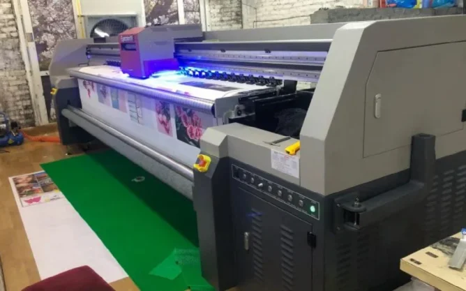 In UV 5m 2 Mặt Quảng Cáo Ngoài Trời Bền Bỉ Giải Pháp Đột Phá Cùng IN BC 1 Dịch vụ in UV 5m 2 mặt là giải pháp in ấn khổ lớn cao cấp, chuyên dùng cho các chiến dịch quảng cáo ngoài trời như pano, billboard, backdrop, banner treo trụ đèn, v.v.